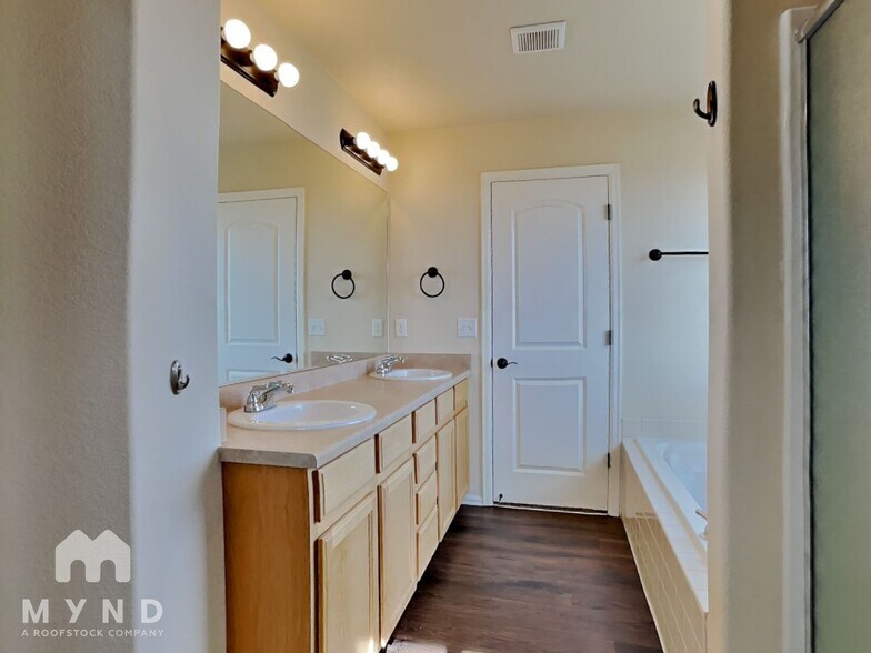 Building Photo - 6365 San Mateo Dr