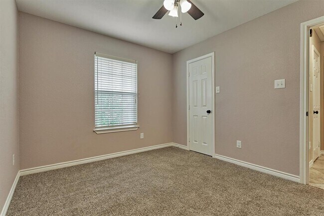 Building Photo - 10657 Royal Cavins Dr
