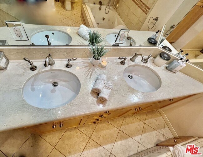 Building Photo - 1008 Westholme Ave