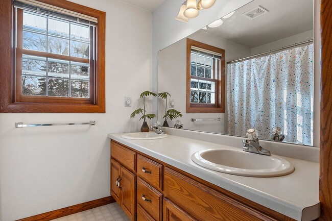 Building Photo - 5 BEDROOM 4.5 BATH PRIVATE BACKYARD