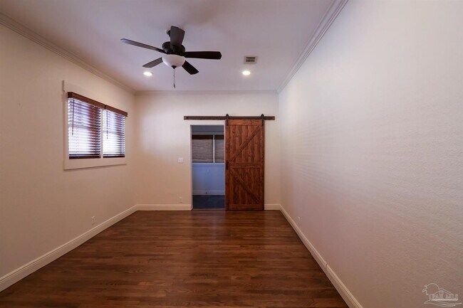 Building Photo - 422 N Davis Hwy