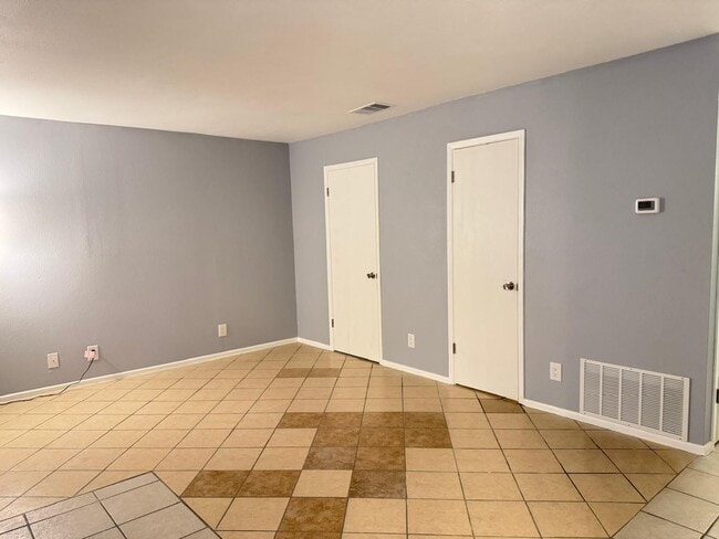 Building Photo - 1412 E Hillside Rd