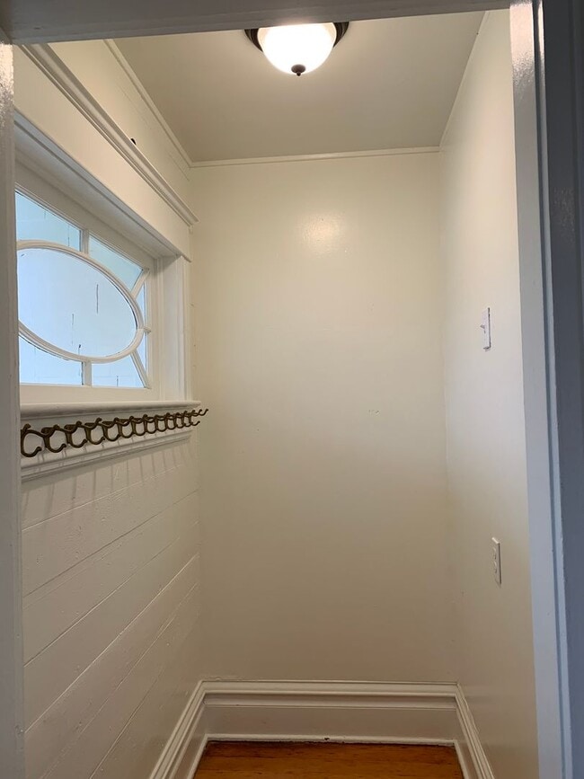 Building Photo - Stately Beauty with 3BR 1.5BA