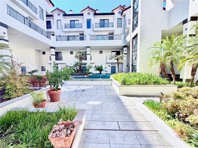 Building Photo - 111 S Oak Knoll Ave
