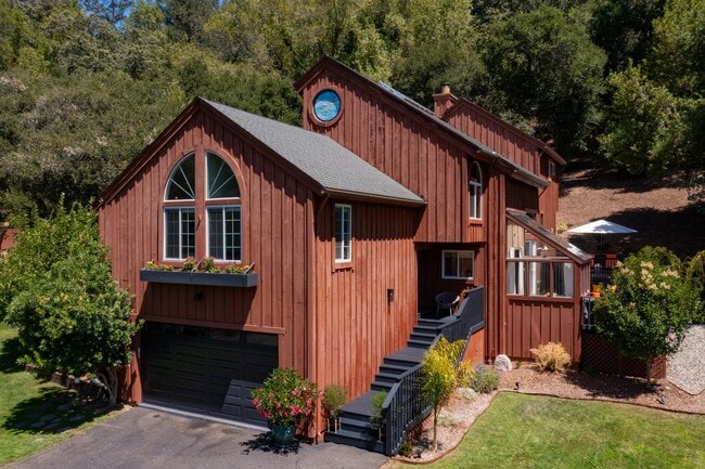 Building Photo - Stunning Mid-Century Modern 5bed/3.5 bath Home on 1.92 acres