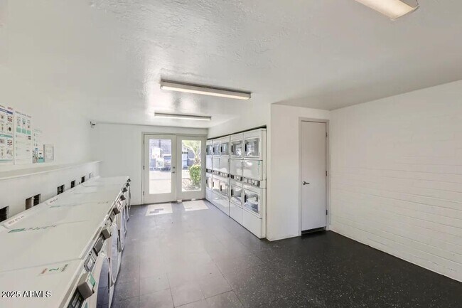 Building Photo - 1645 E Thomas Rd