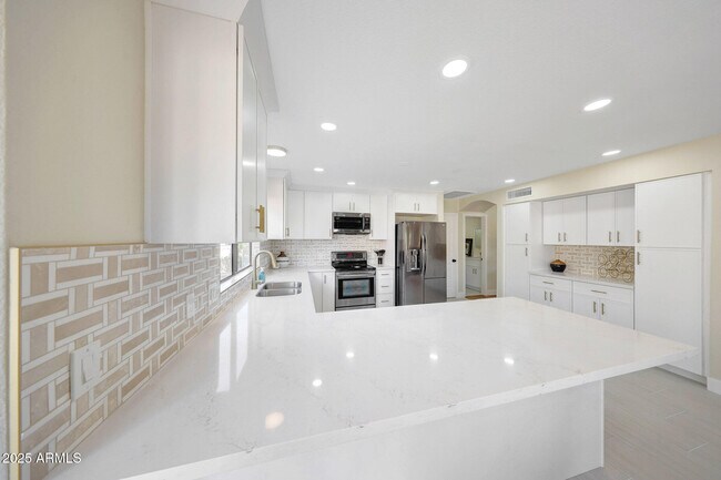 Building Photo - 9214 W Kerry Ln