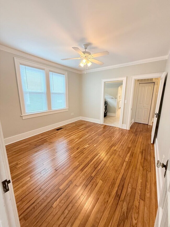 Building Photo - Spacious 2BR/1BA downstairs apartment in 2...