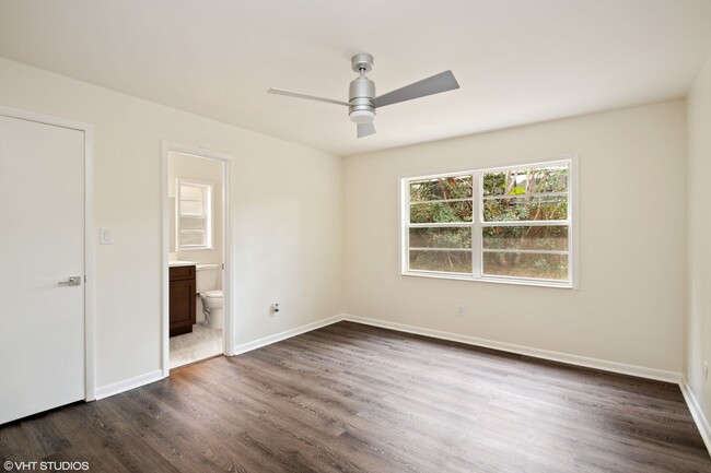 Building Photo - Beautiful 3 bedroom 2 bath Longwood Home