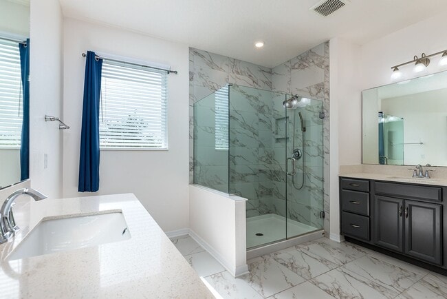 Building Photo - AMAZING 2 STORY HOME AVAILABLE AND BEAUTIFUL!