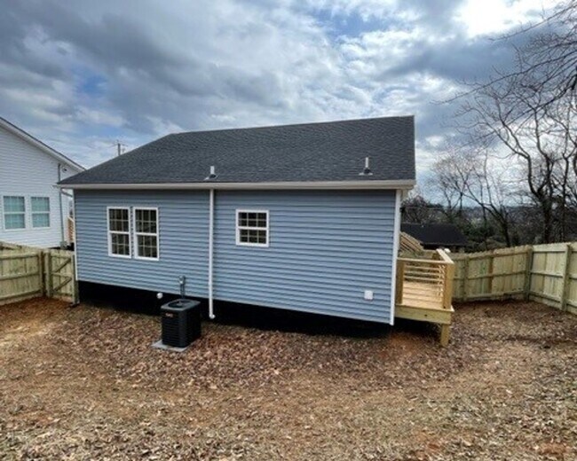 Building Photo - LOCATED IN HISTORIC PARKRIDGE!!