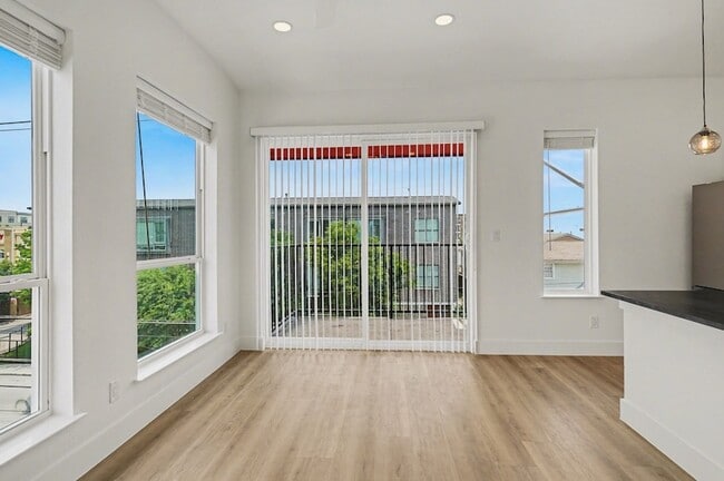 Building Photo - 2217 N Fitzhugh Ave