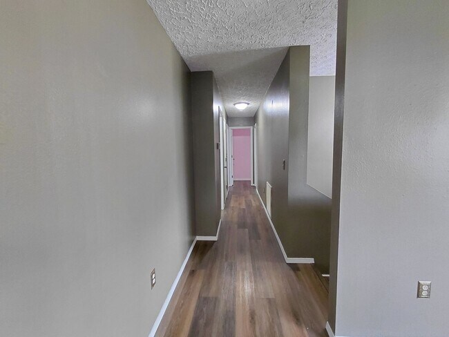 Building Photo - 15430 Top Dr