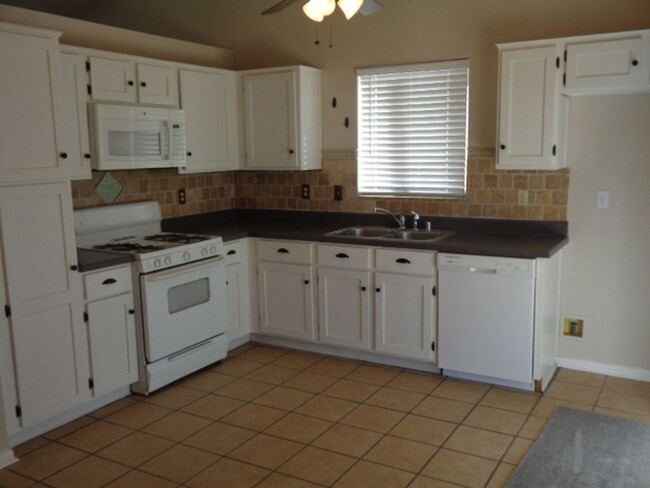 Building Photo - Beautiful One Story Home in Rosamond in Ex...