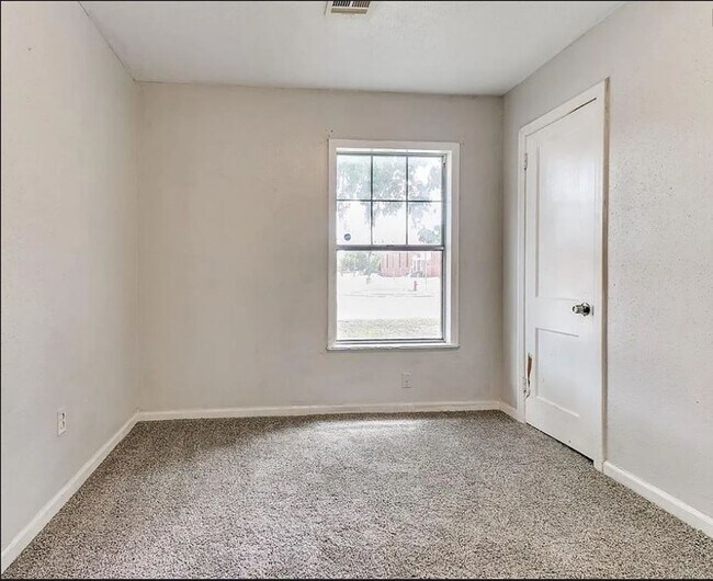 Building Photo - Charming & Refreshed 4 Bed / 1 Bath Home in Midwest City – $1,450/mo