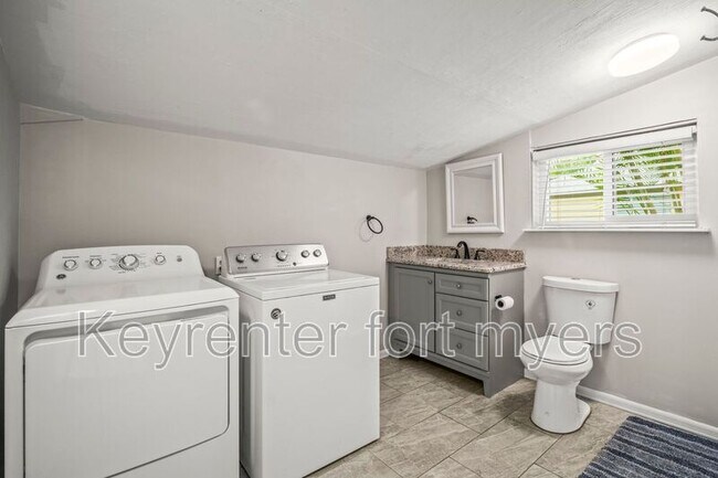 Building Photo - 2210 Parkview Dr