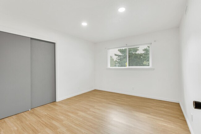Building Photo - 1020 Seamas Ave
