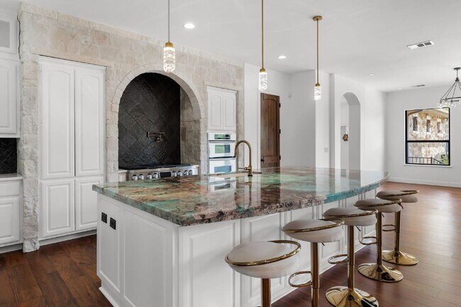 Building Photo - Elevated Executive Living in Lake Forest