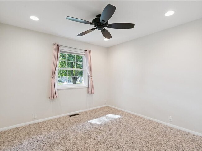 Building Photo - 1429 Columbus Dr