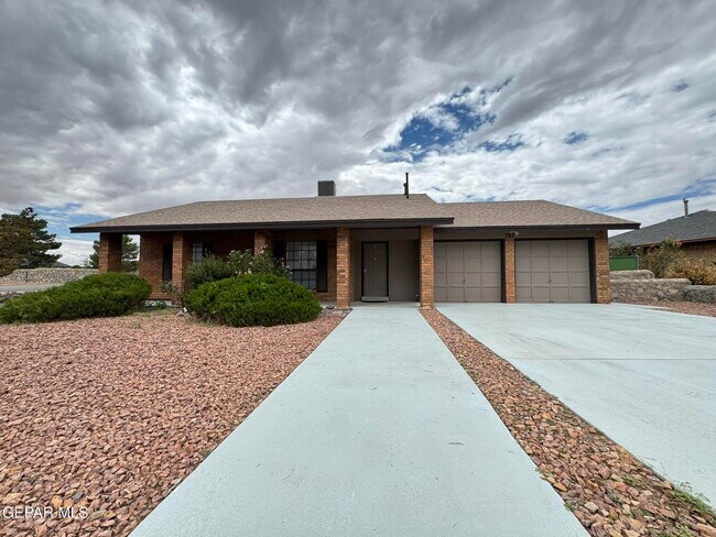 Primary Photo - 701 Espolon Dr