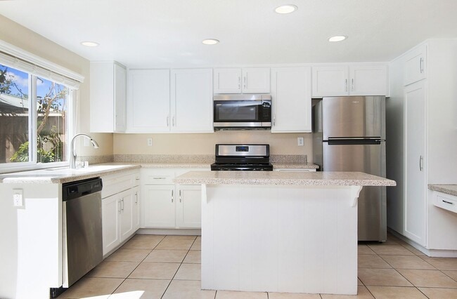 Building Photo - Live by the Lakeside -  Upgraded Spacious TOWNHOME in Lakeside Park