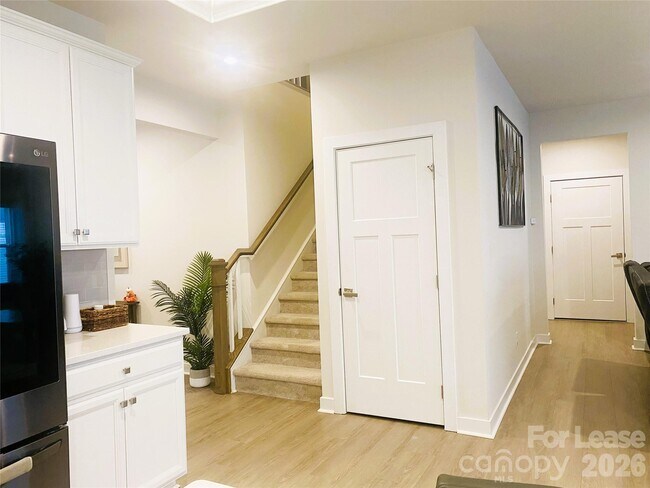 Building Photo - 3163 Streamside Dr