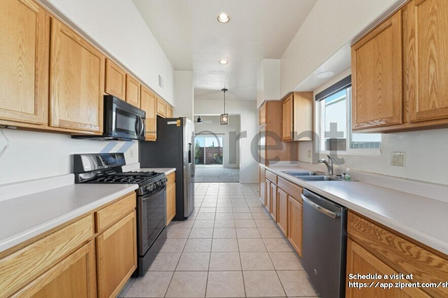 Building Photo - 8119 N Peppersauce Dr