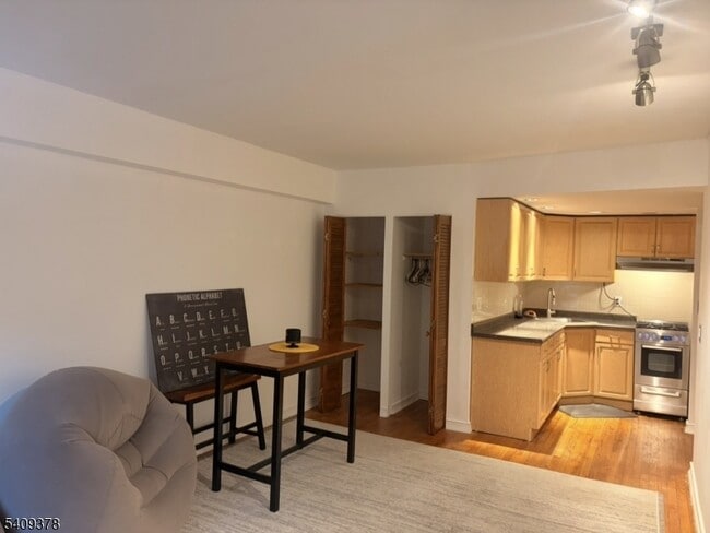 Building Photo - 3021 Edwin Ave