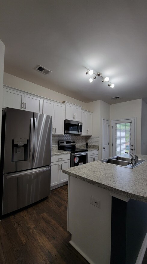 Building Photo - MOVE-IN SPECIAL! 1/2 OFF 1st MONTHS RENT.