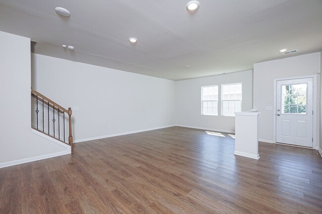 Building Photo - Lovely 3 Bed 2.5 Bath Townhome