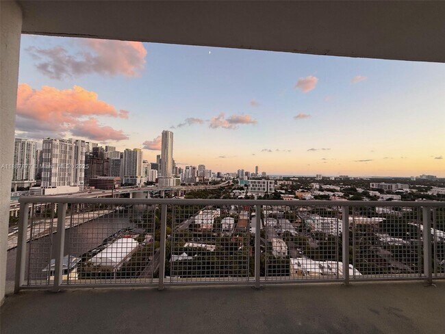 Building Photo - 10 SW South River Dr