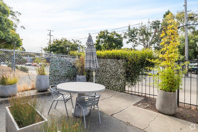 Outdoor Recreation Space - 2249 Bonar St