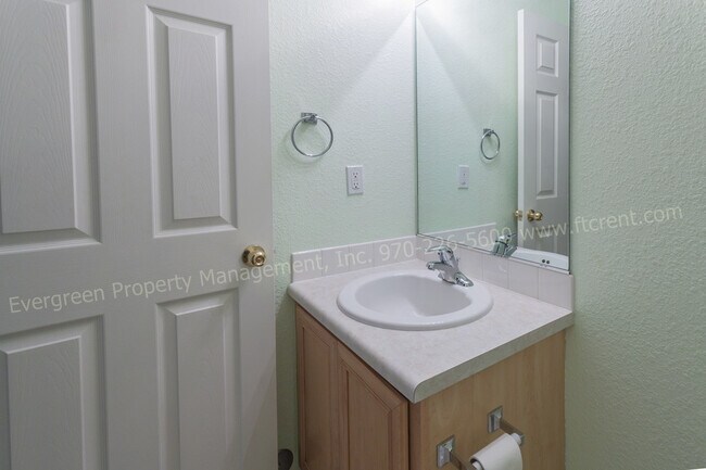 Building Photo - 3 Bedroom Town-home in Northeast Fort Coll...