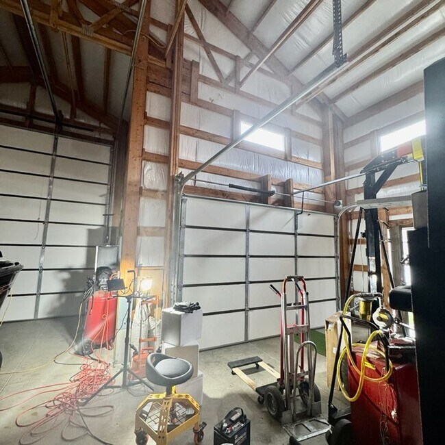 Building Photo - Beautiful 4 bedroom home