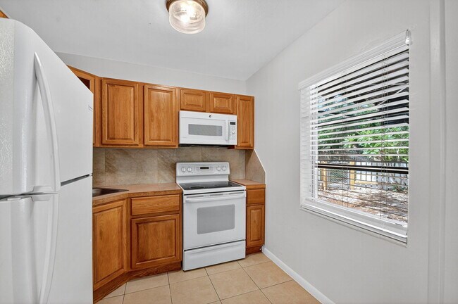 Building Photo - 5009 Spruce Ave