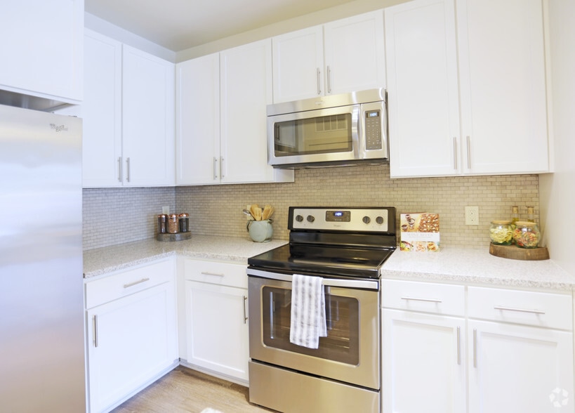 2BR, 2BA - Lantower Waverly