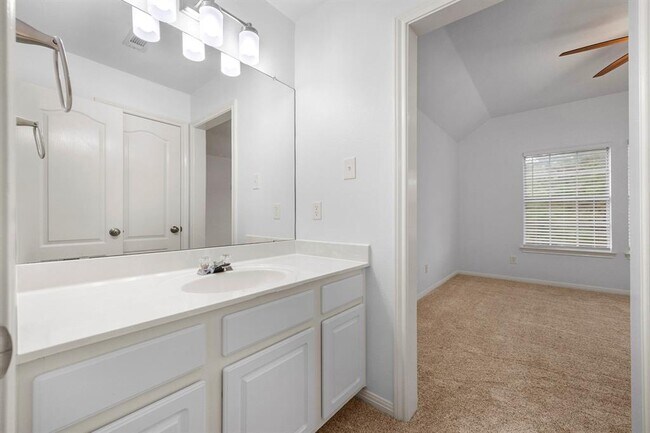 Building Photo - 15041 Calaveras Dr