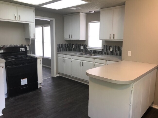 Building Photo - 1116 E Broadway St