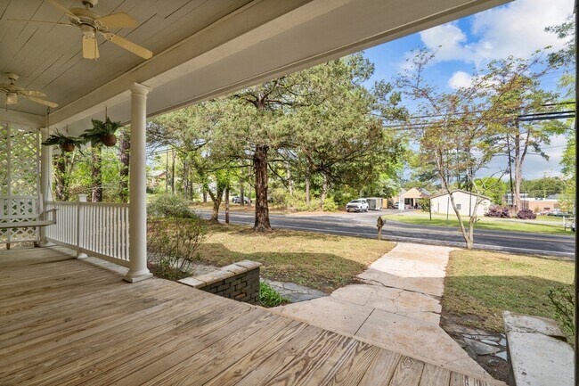 Building Photo - 802 N Poplar St