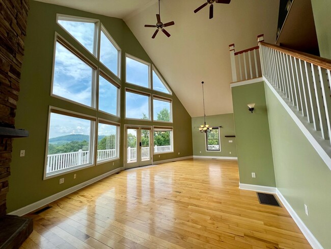 Building Photo - Spacious Home in Hendersonville, NC