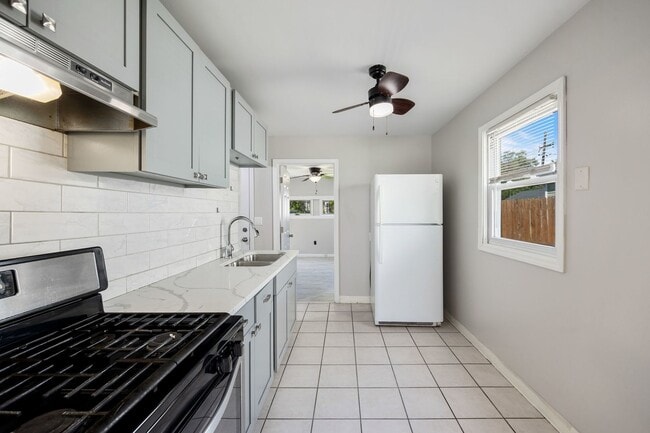 Building Photo - 916 5th Ave