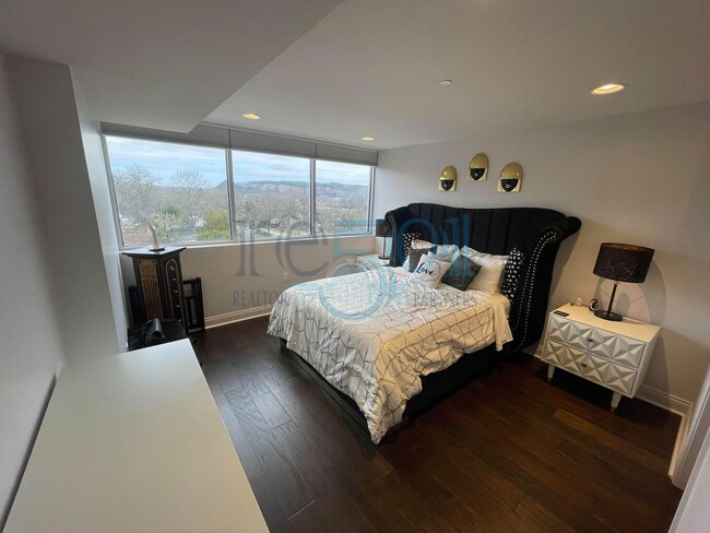 Building Photo - 2 BR 2 BA Luxury Condominium