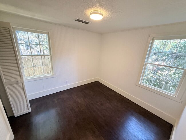 Building Photo - 2 Bedroom / 1 Bath – Available Now West Athens