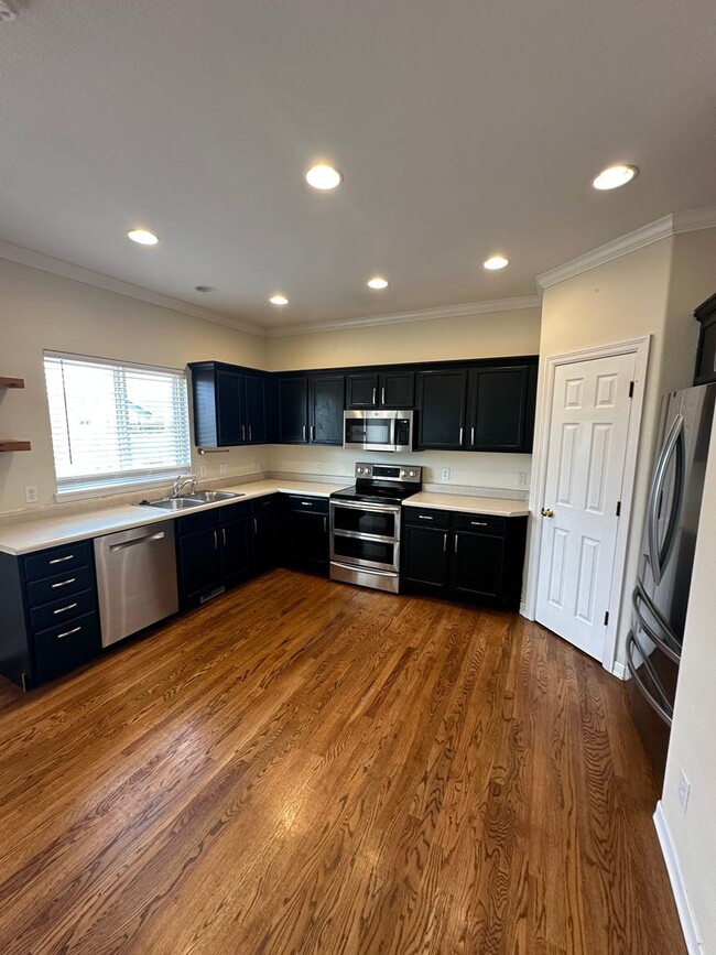 Building Photo - Beautiful Home in Windsor!