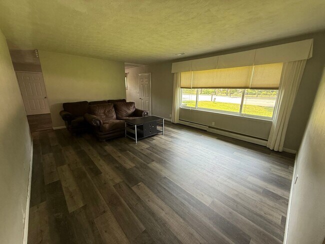 Building Photo - 3BR/2BA/2CarGarage Only A Few Minutes From Everything! Ask About Our Move-In Special!