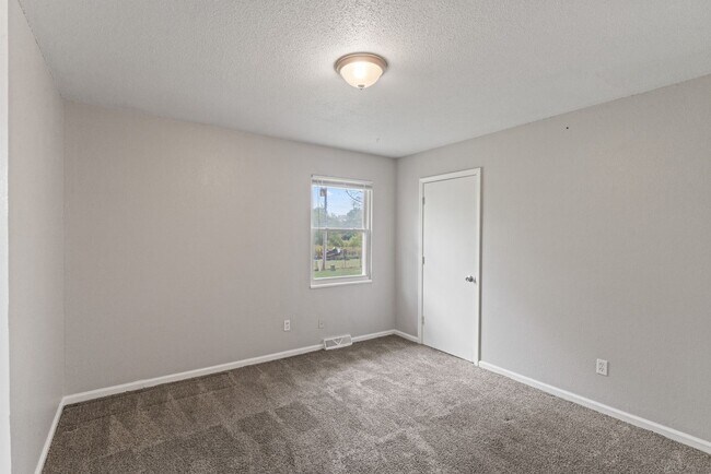 Building Photo - Affordable 2-Bedroom Duplex with Garage, D...