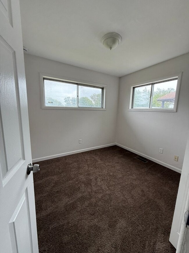 Building Photo - LIMITED TIME**NO APPLICATION FEE**1/2 OFF DEPOSIT**