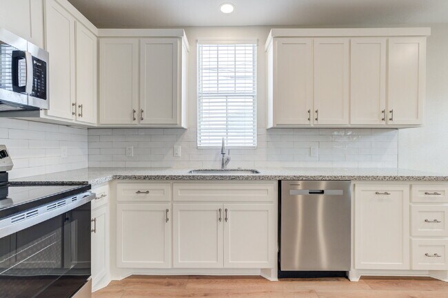 Building Photo - Charming & Private Fully Remodeled Studio Backhouse!