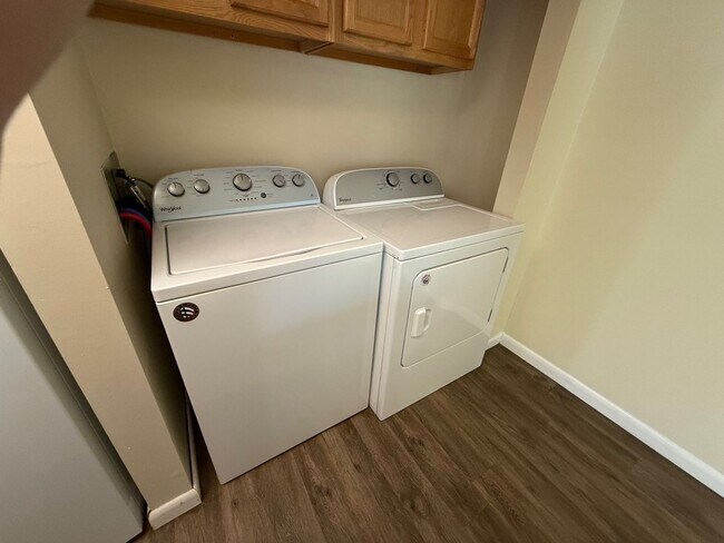 Building Photo - 3-bedroom, 1.5-bathroom townhome close to ...