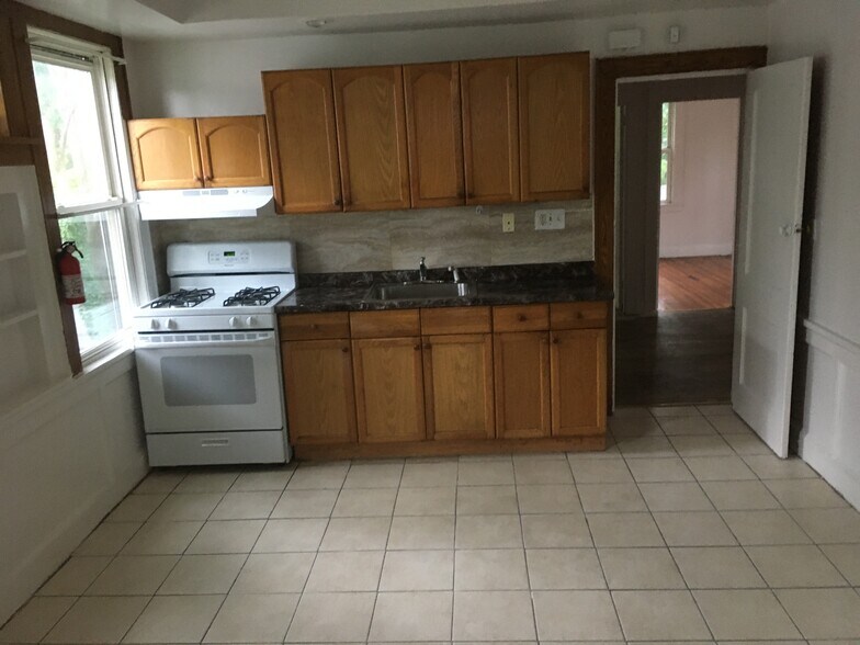 Kitchen - 77 Durand Pl